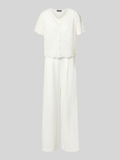 Produktfoto, Regular Fit Jumpsuit mit Spitzenbesatz von Vera Mont w kolorze białym, z elastyczną mieszanką materiałów, krój regular fit, cekinowe obszycie, z krótkim rękawem, z listwą guzikową, okrągły dekolt, długość tyłu w rozmiarze 36: 50 cm, szerokość w rozmiarze 36: 47 cm, długość rękawów w rozmiarze 36: 20 cm, całkowita długość w rozmiarze 36: 157 cm, długość wewnętrzna nogawki w rozmiarze 36: 81 cm