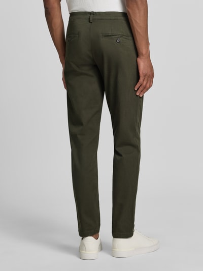 Męski model nosi Slim Fit Chino aus Baumwoll-Mix Modell 'MILES' von Selected Homme, efekt: jednolity kolor, mieszanka bawełny, wpuszczane kieszenie boczne i z tyłu, szlufki na pasek, zapięcie na guzik i zamek błyskawiczny, krój slim fit; Ganzkörperansicht Rückansicht.