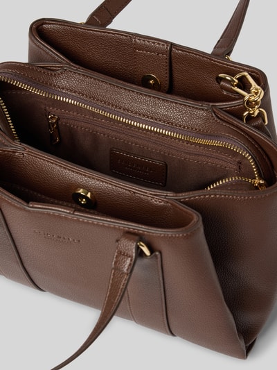 Produktfoto, Handtasche in Leder-Optik Modell 'Nelma' von Seidenfelt in braun mit geteiltem hoofdvak, ritssluiting, magneetsluiting, schouderband, logodetail, breedte 30 cm, lengte 20 cm, diepte 11 cm, schouderband 120 cm, structuur: fijne leerlook, zichtbare textuur.