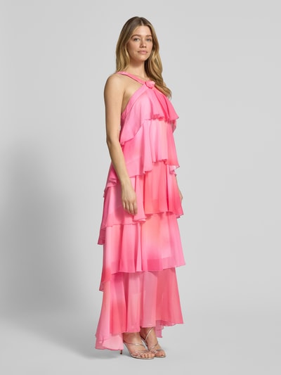Frauenmodel trägt Volant Abendkleid mit V-Ausschnitt Modell 'FELICIA' von Vero Moda, unifarbenes pinkes Chiffon Maxi Volantkleid, Ganzkörperansicht von vorne