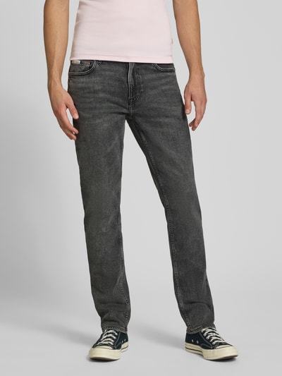 Männermodel trägt Slim Fit Jeans aus Baumwoll-Mix von Calvin Klein Jeans in Dunkelgrau mit sichtbarer Struktur, Ganzkörperansicht von vorne.