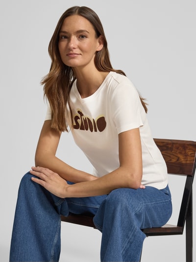 Modelka nosi T-Shirt mit Stitching und Rundhalsausschnitt od JAKE*S STUDIO WOMAN, bawełna-modal mix, krój regular fit, widok z przodu, zbliżenie na górną część ciała