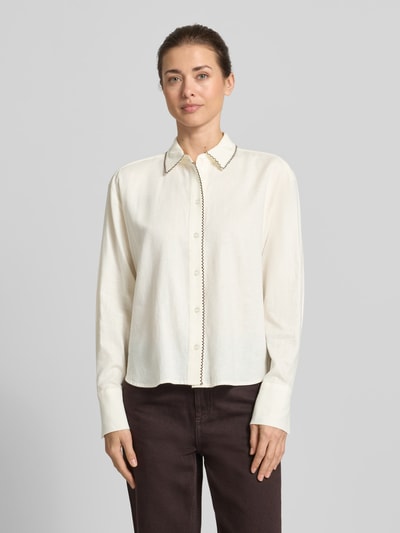 Vrouwenmodel draagt 'Leinenbluse mit Ziernaht und Kentkragen' van Christian Berg Woman Selection in crème, straight fit, knoopsluiting, Kentkraag, zichtbare siernaad, linnen-viscosemix, volledige voorkantopname.