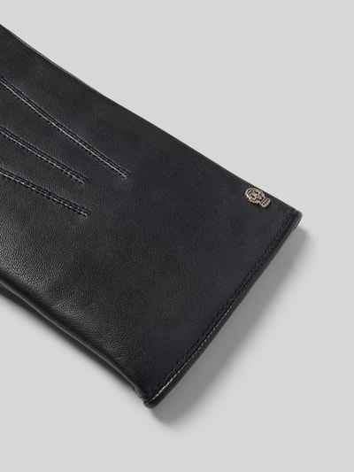 Produktfoto, schwarze Lederhandschuhe aus echtem Leder Modell 'Coburg' von Roeckl, glatte Oberfläche, Ziernähte, Label-Detail, Fingerhandschuhe.