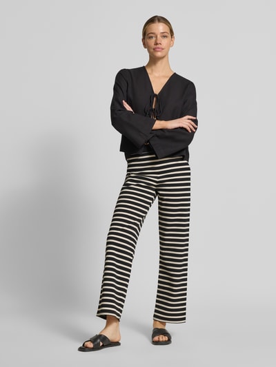 Frauenmodel trägt Hose im Allover-Look Modell 'Filiz' von STEHMANN in Schwarz-Weiß, Baumwoll-Mix mit Stretch-Anteil, Relaxed-Fit, Ganzkörperansicht von vorne.