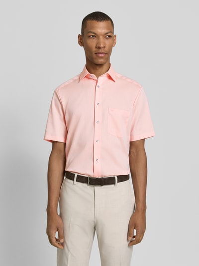 Męski model nosi Modern Fit Business-Hemd mit Kentkragen od OLYMP, bawełna, krój modern fit, kołnierzyk typu kent, brustasza, długość tyłu w rozmiarze 40: 70 cm, szerokość ramion w rozmiarze 40: 45 cm, długość rękawów w rozmiarze 40: 26 cm, jasnoróżowy, prosty krój, gładka tekstura, pełny widok z przodu