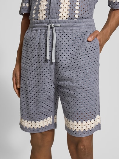 Männermodel trägt Straight Fit Shorts mit Lochmuster von JAKE*S STUDIO MEN in Strick-Optik, elastischer Bund, Nahaufnahme Oberkörper.
