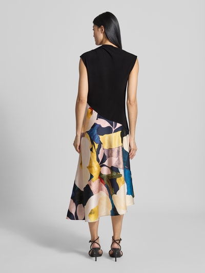 Vrouwenmodel draagt midi-jurk uit zuiver viscose Model 'Aeslyn' van Ted Baker, asymmetrische look, kapmouwen, bloemenprint, getailleerd, opstaande kraag, plooien, ruglengte maat 36: 123 cm, borstwijdte maat 36: 38 cm, geheel van achteren