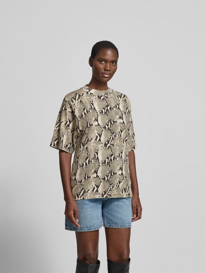 Frauenmodel trägt Regular Fit T-Shirt aus reiner Baumwolle von Anine Bing, Schlangenprint, Damen T-Shirt, Halbarm, Rundhalsausschnitt, Rückenlänge bei Größe S 65 cm, Ganzkörperansicht von vorne.