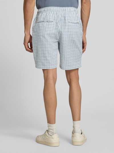 Männermodel trägt Shorts mit elastischem Bund Modell 'SLADE' von Redefined Rebel aus Reine Baumwolle, Regular-Fit, Rückansicht Ganzkörperansicht.