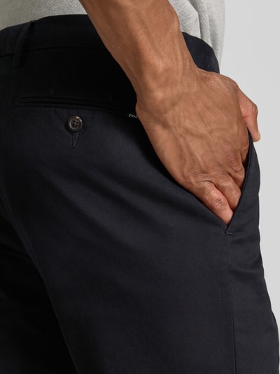 Mężczyzna nosi Slim Fit Chino aus Baumwoll-Mix model 'GREENWICH' od Polo Ralph Lauren, ciemny kolor, zdjęcie zbliżenie tylnej części.