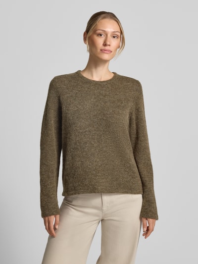 Frauenmodel trägt Regular Fit Pullover aus Woll-Mix Modell 'LULU' von Selected in Olivgrün mit weicher Textur, Damen Pullover, Ganzkörperansicht von vorne.