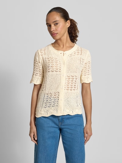 Frauenmodel trägt Regular Fit Strickjacke aus Baumwoll-Mix von Tom Tailor, Optik:Unifarben, Lochstrickmuster, Rundhals, Kurzarm, Strick, Ganzkörperansicht von vorne.