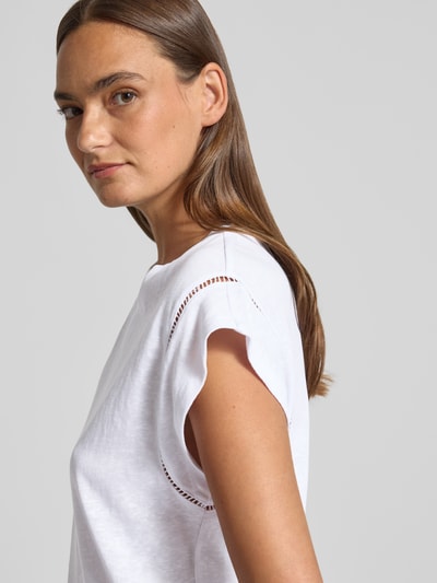 Frauenmodel trägt T-Shirt mit Rundhalsausschnitt und Häkelspitze von Comma aus Baumwoll-Mix in Weiß, Regular-Fit, Nahaufnahme Oberkörper. Rückenlänge bei Größe 36: 56 cm.