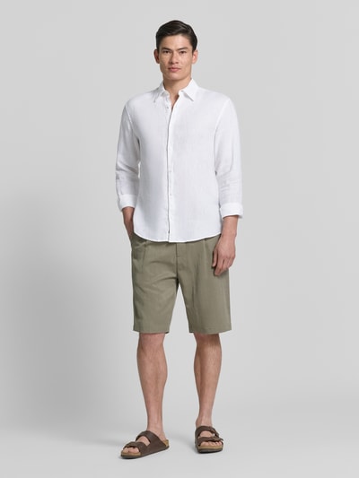 Männermodel trägt Regular Fit Leinenhemd aus reinen Leinen Modell 'Lawrence' von Jack & Jones Premium in Weiß, Ganzkörperansicht von vorne. Herren, Kentkragen, Langärmelig, durchgängige Knopfleiste, Rückenlänge bei Größe M 74 cm, Schulterbreite 45 cm, Ärmellänge 66 cm.