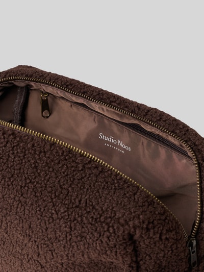 Produktfoto, kosmetyczka 'Kosmetiktasche aus Teddyfell' od Studio Noos w kolorze brązowym, futerko, Główna przegroda z zamkiem błyskawicznym, Uchwyt, przegródka wewnętrzna zapinana na zamek błyskawiczny, detal z logo.