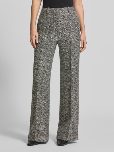 Frauenmodel trägt Regular Fit Weite Hose mit Baumwoll-Anteil Modell 'Hasmina' von HUGO, gemustert in Schwarz und Weiß, Ganzkörperansicht von vorne, Damen Weite Hose von HUGO.