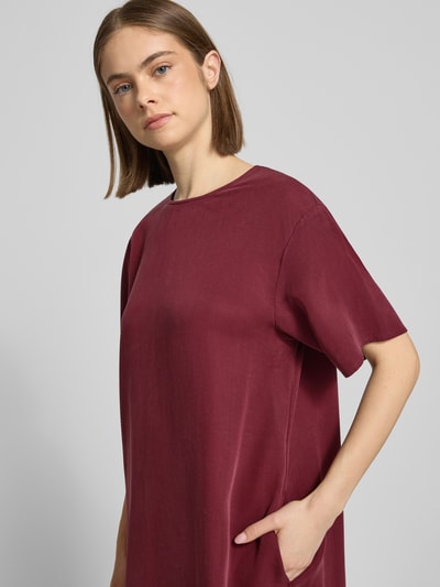 Vrouwenmodel draagt Figuriumspielendes Freizeitkleid uit Lyocell van Marc O'Polo Denim in effen kleuren, flatteus, minilengte, ronde hals, labelpatch, haakjessluiting, korte mouw, piqué materiaalverwerking, materiaal: lyocell. Nahaufnahme bovenlichaam.
