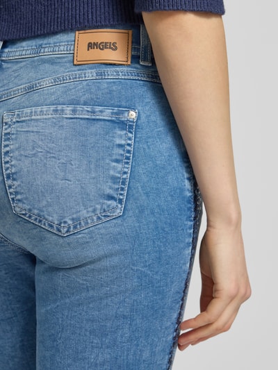 Frauenmodel trägt Slim Fit Jeans aus Baumwoll-Mix Modell 'Ornella' von Angels in Hellblau mit Galonstreifen, Detailaufnahme Hüfte.