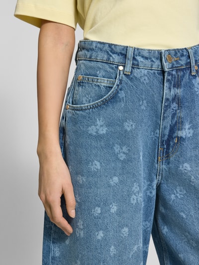 Frauenmodel trägt Barrel Fit Jeans aus reiner Baumwolle Modell 'JO1' von Essentiel Antwerp in Denim-Optik mit Label-Stitching-Applikation, Kontrast-Nähten, 5-Pocket-Design, Knopf und verdecktem Reißverschluss sowie markanter Struktur; Nahaufnahme Oberkörper.