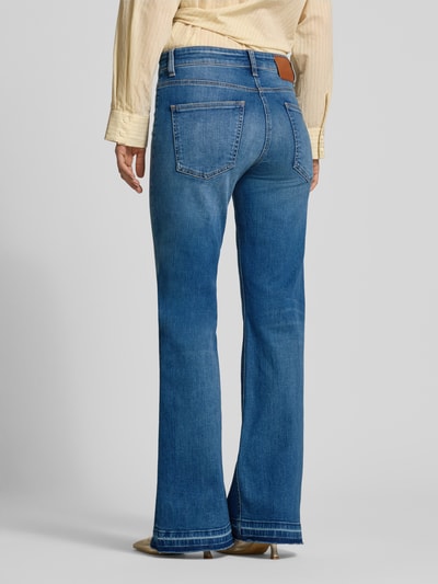Frauenmodel trägt Loose Fit Jeans mit Label-Detail Modell 'FABIENNE' von Cambio aus Baumwoll-Elasthan-Mix, mittelblau, Ganzkörperansicht Rückansicht. Bundweite bei Größe 36: 40 cm, Innenbeinlänge 84 cm, Knopf- und Reißverschluss.