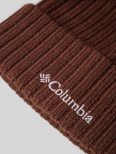 Produktfoto, braune Mütze in Strick-Optik Modell 'COLUMBIA' von Columbia mit fixiertem Saum und Logo-Detail, detailreiche Nahaufnahme