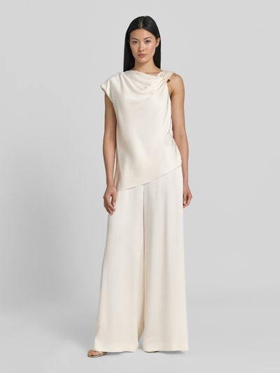 Kobiece modelka nosi kombinezon Regular Fit Jumpsuit in Satin-Optik model 'DANJINI' od BOSS w kolorze kremowym, gładka tekstura, krój regular fit, całopostaciowy widok z przodu.