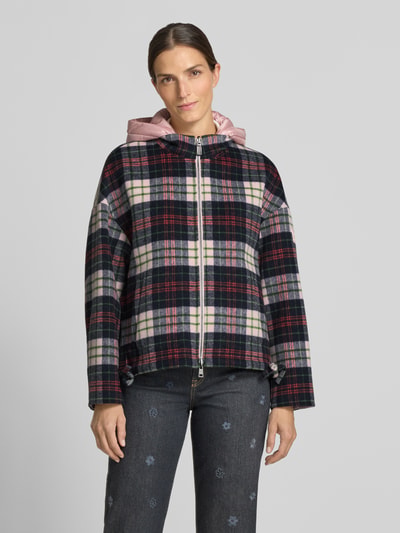 Frauenmodel trägt Regular Fit Jacke mit Kapuze von Marc Cain, kariertes Muster, Zweiwege-Reißverschluss, Ganzkörperansicht von vorne, Damen Jacke, Kapuze, Tunnelzug, Rückenlänge 65 cm, Schulterbreite 59 cm, Brustweite 63 cm, Ärmellänge 50 cm.
