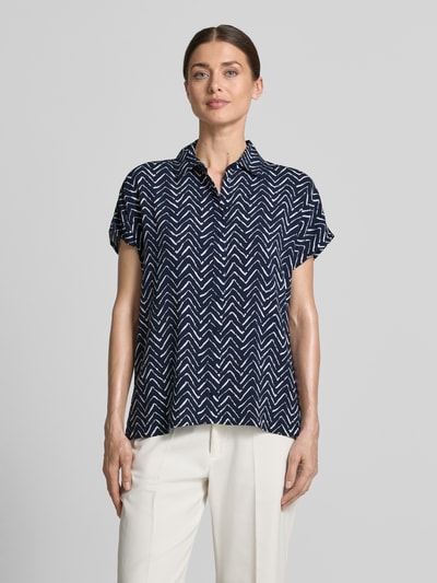 Vrouwenmodel draagt Relaxed Fit Bluse aus Viskose im Allover-Look van Christian Berg Woman in donkerblauw met wit zigzagpatroon, zuiver viscose, relaxed fit, all-over look, overhemdkraag, ruglengte bij maat 36: 63 cm, geheellichaamsaanzicht van voren.