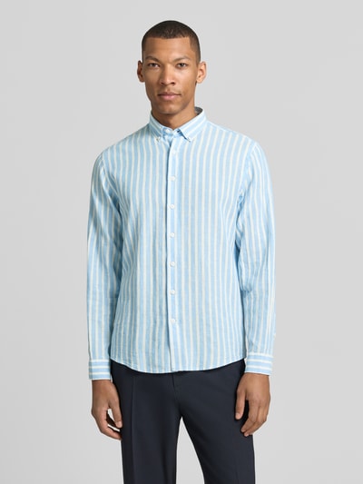 Männermodel trägt Relaxed Fit Freizeithemd mit Button-Down-Kragen von Lindbergh, Leinen-Baumwoll-Mix, Ganzkörperansicht von vorne. Rückenlänge bei Größe M: 64 cm, Schulterbreite: 41 cm, Ärmellänge: 64 cm, Knopfleiste, Sportmanschetten, hellblau-weiße Streifen, glatte Textur.