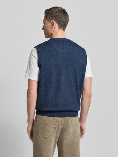 Männermodel trägt Pullunder mit Label-Stitching von Fynch-Hatton in Dunkelblau, Reine Baumwolle, Regular-Fit, Gerippte-Abschlüsse, Rückenlänge 66 cm, Ganzkörperansicht Rückansicht.