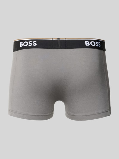 Männermodel trägt Trunks aus Baumwoll-Mix im 3er-Pack von BOSS, Optik:Unifarben, Label-Bund, Bundabschluss:Elastisch, Ganzkörperansicht Rückansicht.