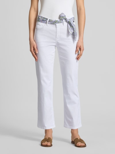 Frauenmodel trägt Hose mit Bindegürtel von Marc Cain aus Baumwoll-Lyocell-Mix im Regular-Fit mit Eingrifftaschen, Ganzkörperansicht von vorne.