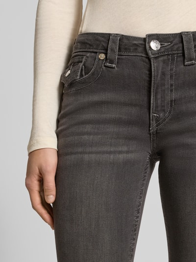 Kobiece modelka nosi Flared Jeans im Used-Look Modell 'BECCA' od TRUE RELIGION, mieszanka bawełny ze stretchem, efekt znoszenia, wpuszczane kieszenie, rozkloszowany krój, zbliżenie na górną część spodni.