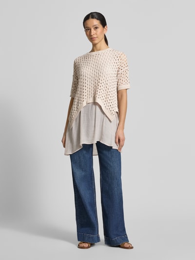 Frauenmodel trägt Minikleid im 2-in-1-Look von Apricot in Beige, gerader Schnitt, Rundhalsausschnitt, Ganzkörperansicht von vorne.
