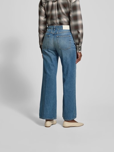 Frauenmodel trägt Straight Fit Jeans mit 5-Pocket-Design von Closed in Reine Baumwolle, Gerader-Schnitt, Label-Detail, Ganzkörperansicht Rückansicht.