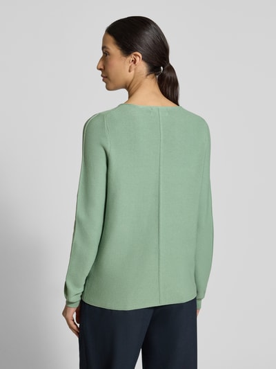 Vrouwenmodel draagt Regular Fit Pullover mit Strukturmuster van Christian Berg Woman in lichtgroen, puur katoen, rugaanzicht, detailstructuur.