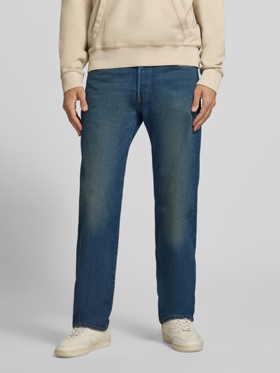 Männermodel trägt blaue Straight Fit Jeans aus reiner Baumwolle Modell '501®' von Levi's®, dezente Waschung, Herrenmode, Ganzkörperansicht von vorne.
