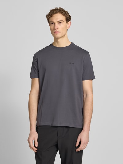 Männermodel trägt Regular Fit T-Shirt aus Baumwoll-Mix von BOSS Green in Optik: Unifarben mit Label-Print, Ganzkörperansicht von vorne.