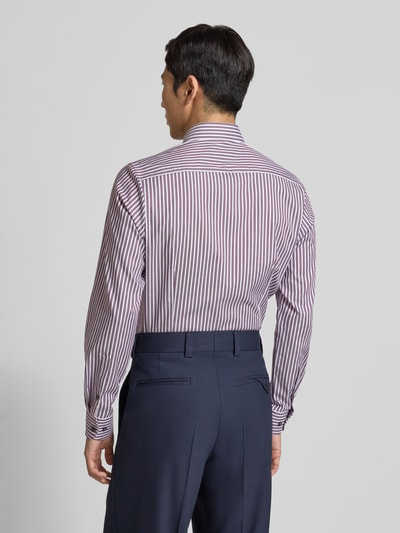 Männermodel trägt Slim Fit Businesshemd aus Baumwoll-Mix mit Haifischkragen von OLYMP Level Five, lila-weiß gestreift, Rückenansicht. Kontext: Herren Businesshemd, Elastischer Baumwoll-Mix, Slim Fit, Haifischkragen, durchgängige Knopfleiste, langärmelig, Sportmanschetten, Rückenlänge 80 cm, Schulterbreite 43 cm, Ärmellänge 67 cm.