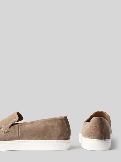 Produktfoto, Slip-on Sneaker aus Leder mit Logo-Muster von JOOP! SHOES in Beige, weiße Sohle, Modell 'velluto coralie', Absatzhöhe 3 cm, Schafthöhe 6 cm, Schaftweite 14 cm, Echtleder, Abgerundete-Spitze, Textur aus Wildleder, seitliche und hintere Produktansicht