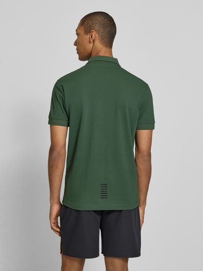 Męski model nosi Regular Fit Poloshirt mit Logo-Print von EA7 Emporio Armani, zielony kolor, elastyczna bawełna, krótki rękaw, tył, ganzkörperansicht rückansicht.