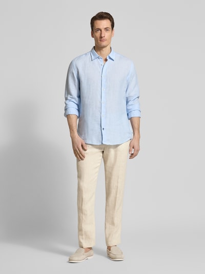 Männermodel trägt Hose mit Bügelfalten und Tunnelzug von Manuel Ritz aus reiner Baumwolle in Beige, Regular Fit, Ganzkörperansicht von vorne.