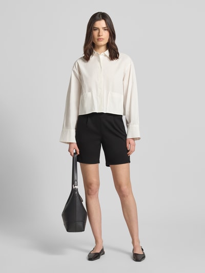 Frauenmodel trägt schwarze Damen Shorts mit elastischem Bund Modell 'Kate' von ICHI aus Material-Mix mit Viskose-Anteil, Regular-Fit, Ganzkörperansicht von vorne.