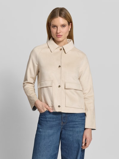 Vrouwenmodel draagt Jacke mit Umlegekragen und Pattentaschen van Fuchs Schmitt in beige, regular fit, materiaal-mix met viscose, knoopsluiting, opgestikte klepzakken, frontale volledige lichaamsopname.
