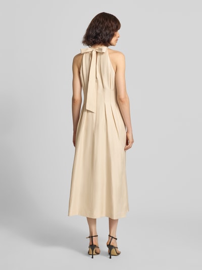 Vrouwenmodel draagt midi-jurk uit Viscosemix met linnen van Christian Berg Cocktail, getailleerd, Stolpplooien, mouwloos design, Ganzkörperansicht Rückansicht