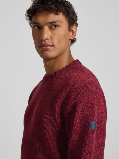 Männermodel trägt Regular Fit Strickpullover aus Baumwoll-Mix von Tom Tailor, Optik: Melange, Rippstrick, Nahaufnahme Oberkörper.