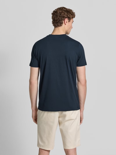 Männermodel trägt T-Shirt mit Label-Print und Rundhalsausschnitt von PME Legend aus Reine Baumwolle, Regular-Fit, Rückenlänge 72 cm, Ganzkörperansicht Rückansicht.