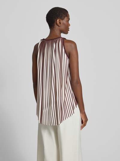 Vrouwenmodel draagt Loose Fit Blusentop in plissée-look model 'ETARBA' van BOSS, gestreept, two tone, zonder kraag, rugaanzicht.