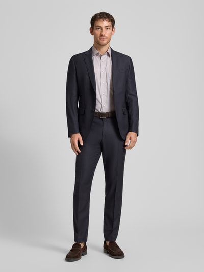 Männermodel trägt Regular Fit Business-Hemd mit Kentkragen von OLYMP aus Reine Baumwolle, Unifarbenes-Design, Strukturmuster, Brusttasche, Ganzkörperansicht von vorne. Rückenlänge 80 cm, Schulterbreite 47 cm, Ärmellänge 27 cm.